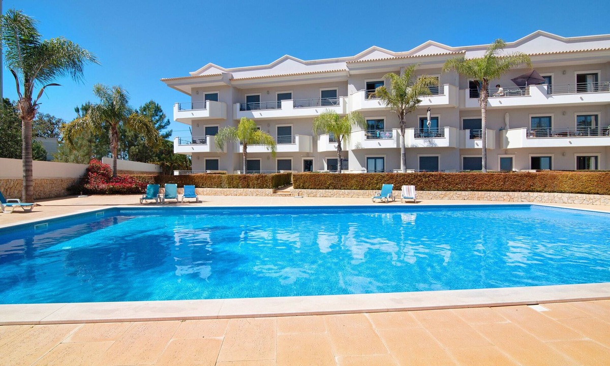 Vale de Carro Apartment | 1-Bedroom Apartment Quinta do Pinheiro Residence with A/C, Pool & Wi-Fi