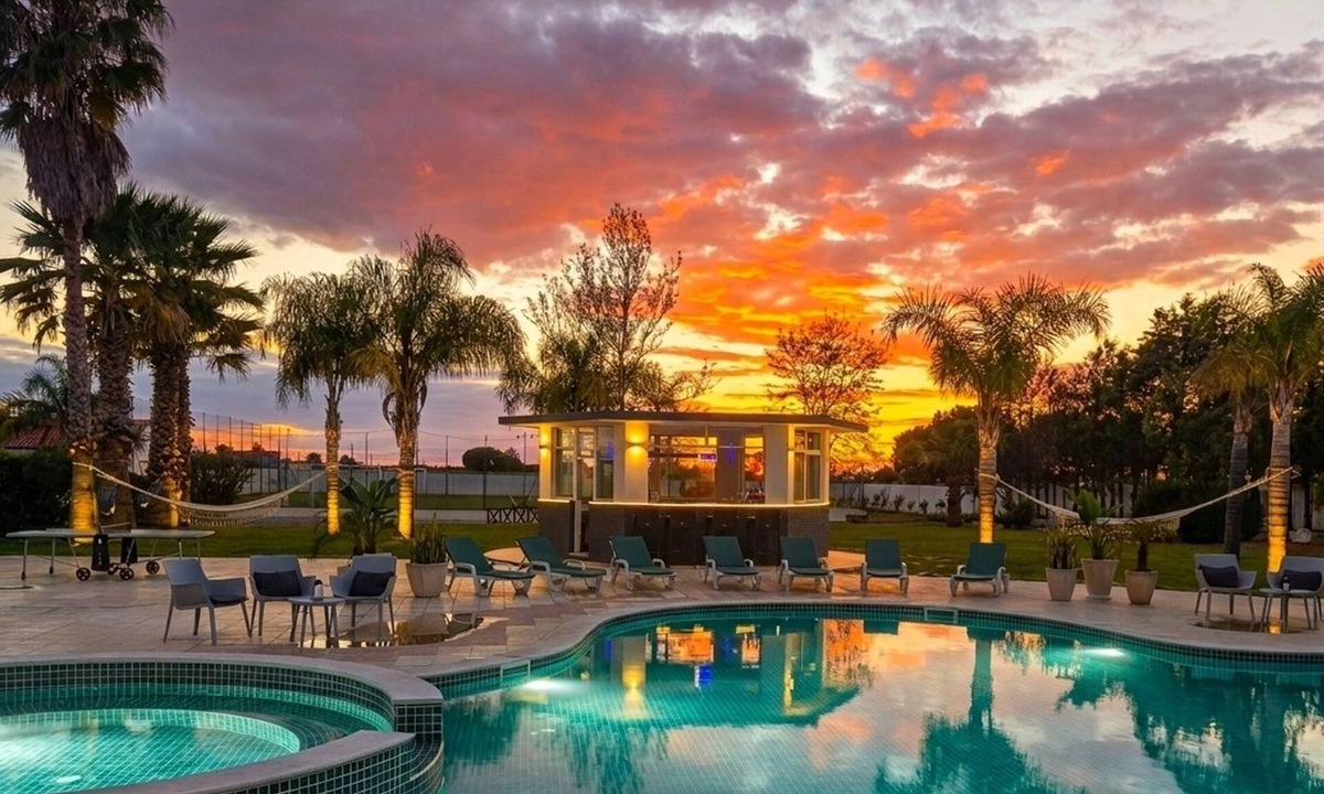 Palmela Villa | 2 POOLS, FOOTBALL PITCH, TENNIS COURT, CINEMA ROOM, GYM, BAR, PRIVATE CHEF