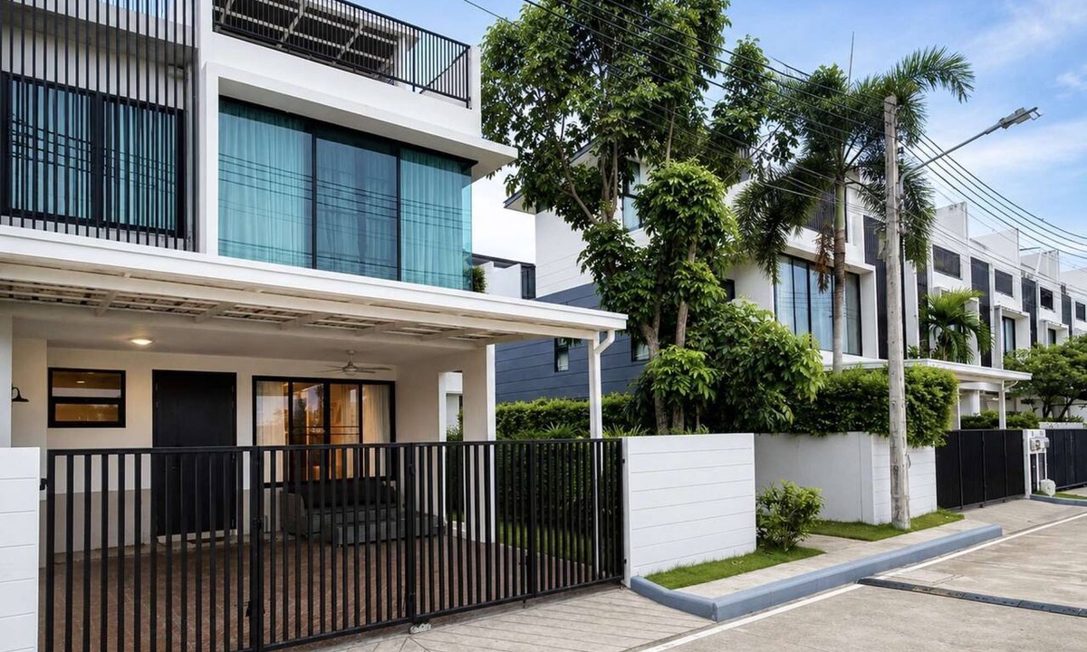 Laguna Villa | 3BR Townhouse with Jacuzzi & Lake View |CapitalPro
