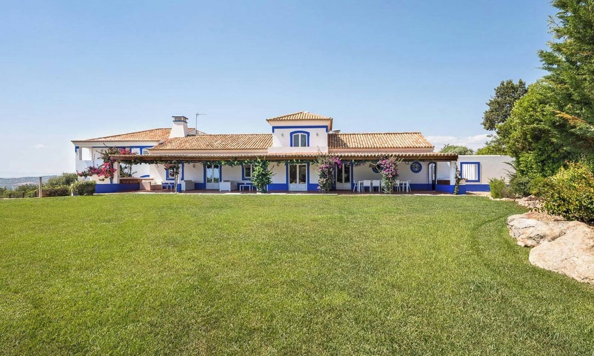 Albufeira Villa | A happy family home boasting lovely gardens and 2 swimming pools