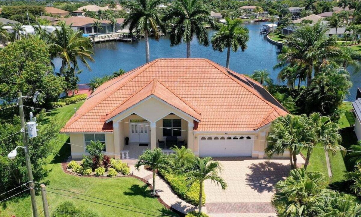 Cape Harbour Villa | A spacious 4-bedroom retreat in sunny Cape Coral.