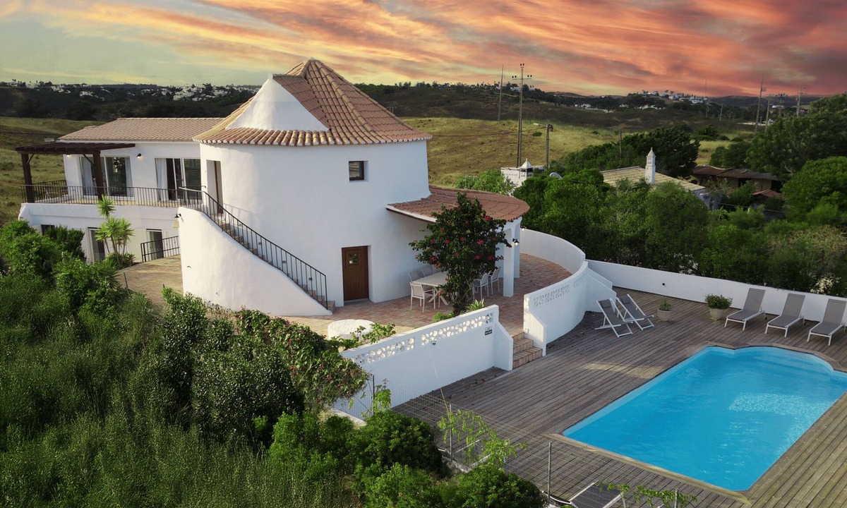 Budens House | Algarve Windmill, Villa & Pool. 2000m to the Beach