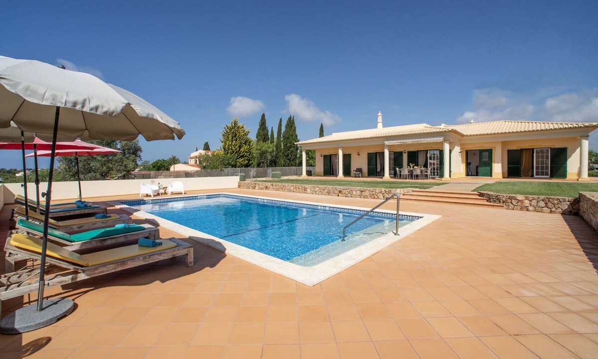 Caramujeira House | Alto da Rafoia by Interhome
