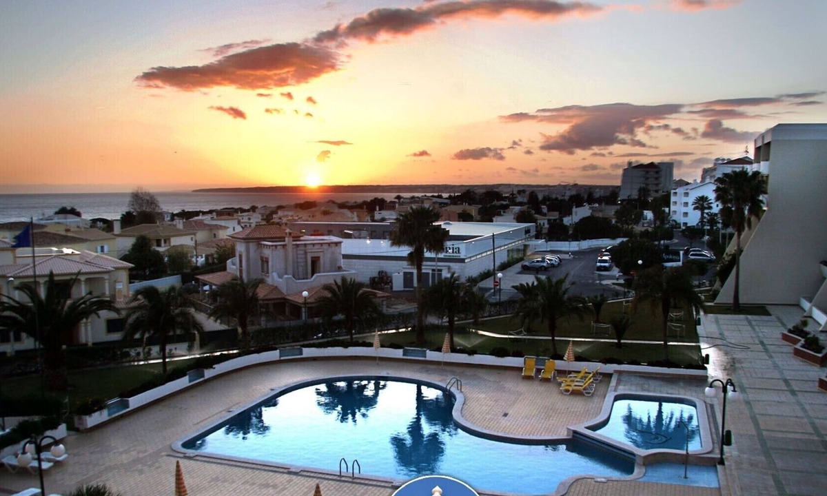 Castelo Apartment | Apartment A Ramos Apartamento Palmeira Galé with Sea View, Shared Pool, A/C & Wi-Fi