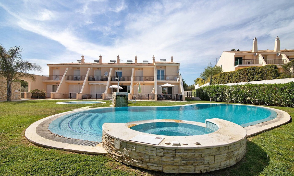 Sesmarias Apartment | Apartment 'Albufeira Townhouse Beach' with Shared Pool, Wi-Fi and Air Conditioning