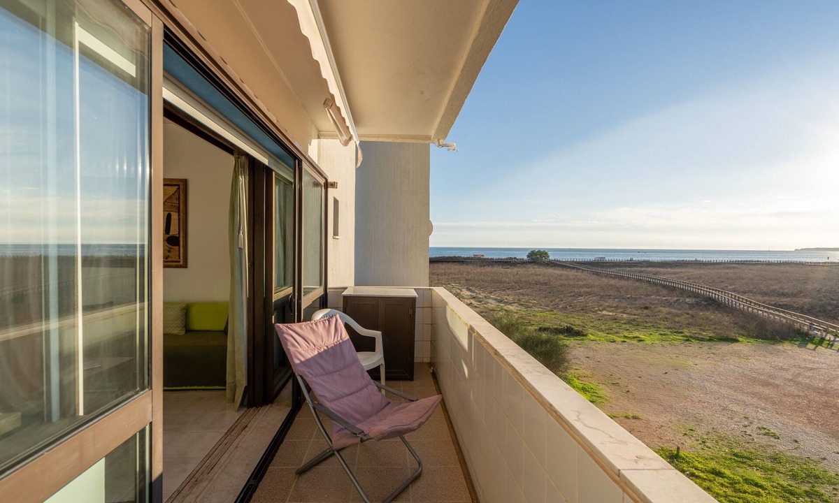 Torralta Apartment | Apartment 'Alvor Beach Front Line Bay' with Sea View, Wi-Fi and Air Conditioning