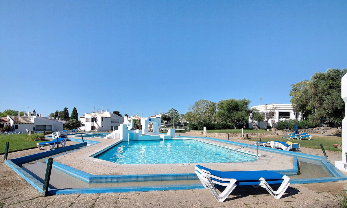 Santa Luzia Apartment | Apartment 'Estúdio - Pedras Del Rei' with Shared Pool, Private Garden and Air Conditioning