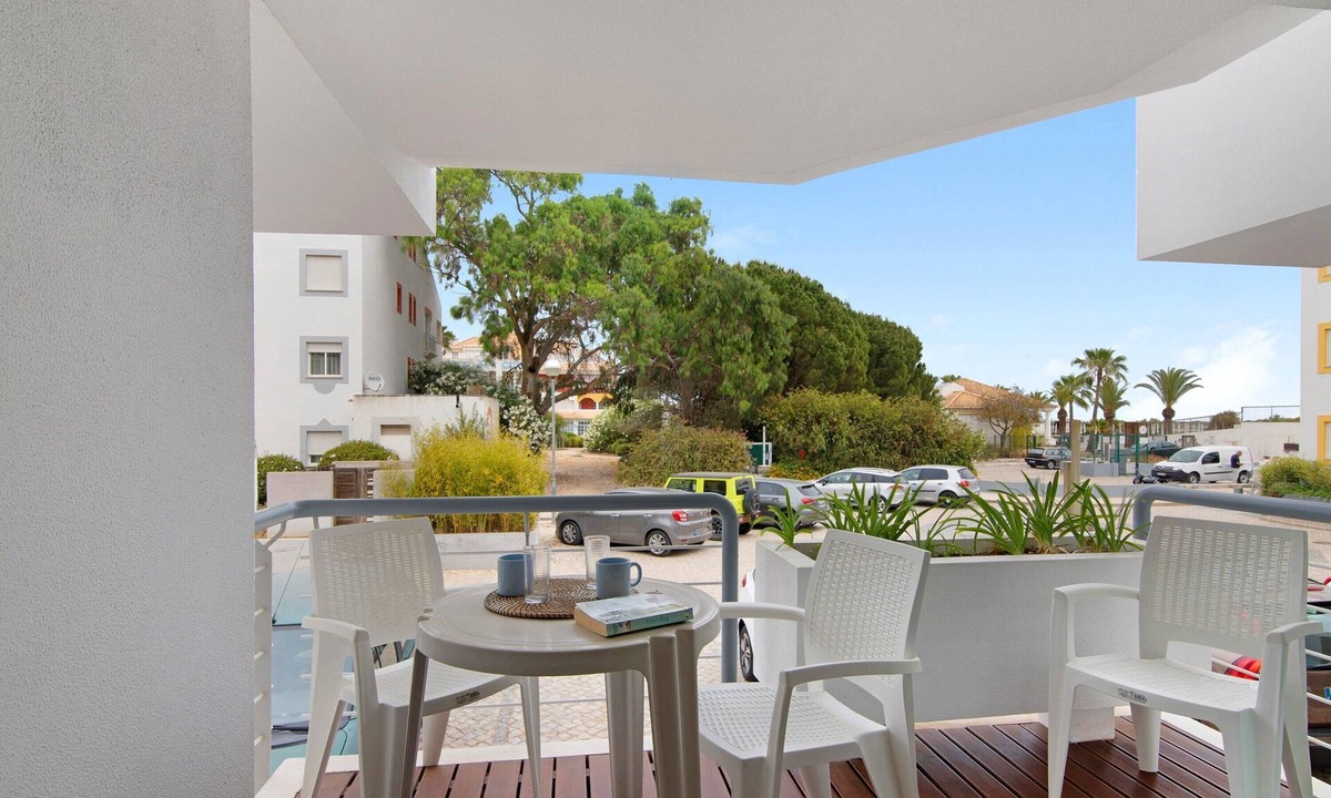 Canada Apartment | Apartment 'Golden Ocean' with Shared Pool, Wi-Fi and Air Conditioning