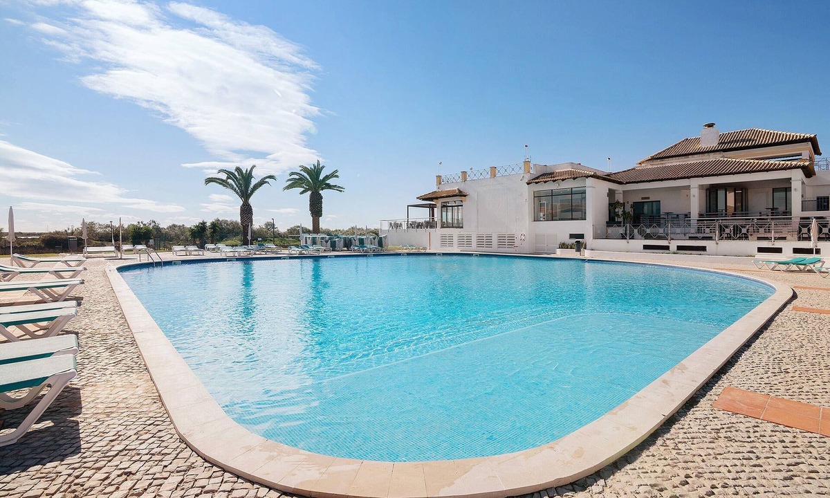 Cabanas Apartment | Apartment 'Golden Sea' with Shared Pool, Wi-Fi and Air Conditioning