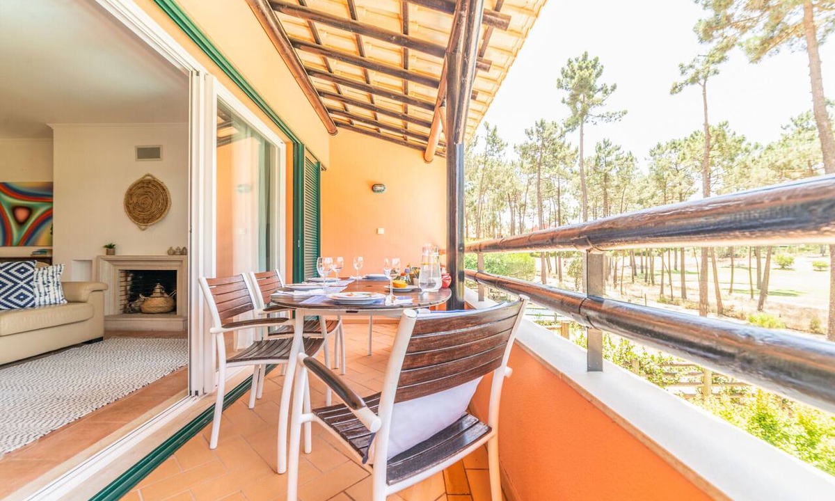 Charneca de Caparica e Sobreda Apartment | Apartment Nitin - Well-appointed holiday apartment situated on a renowned golf course, combining comfort, convenience, and scenic fairway views