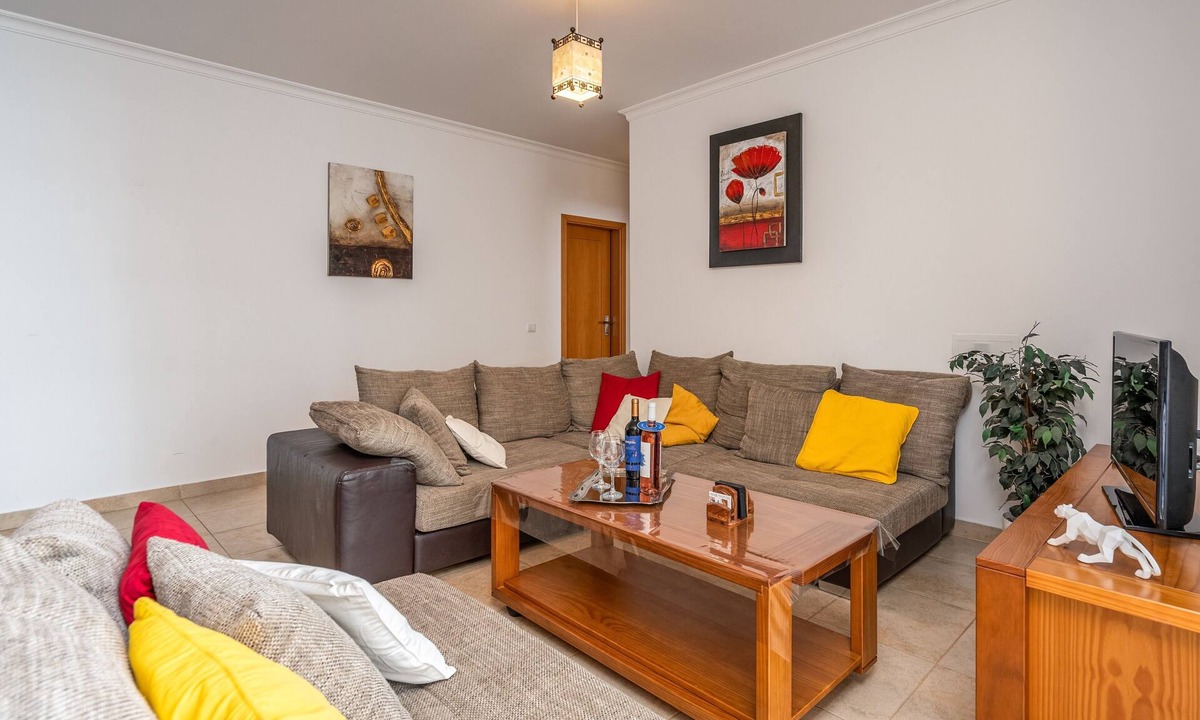 Lagos Apartment | Apartment 'Palmeiras De Jv' with Shared Pool, Wi-Fi and Air Conditioning