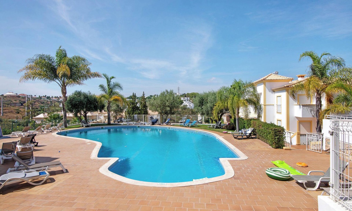 Urbanizacao dos Calicos Apartment | Apartment 'Thiago Holidays' with Shared Pool, Wi-Fi and Air Conditioning