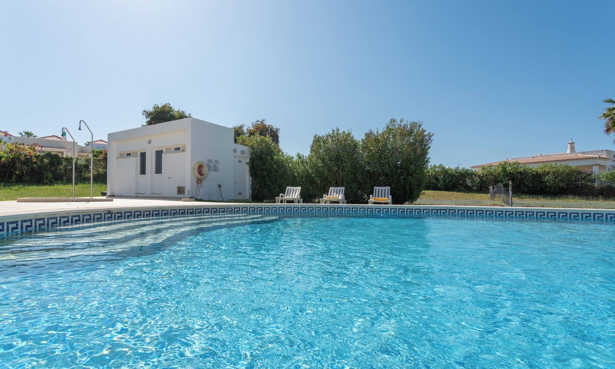 Patio Apartment | BnB Homes large fully equipped Apartment with 2 bedrooms, swimming pool & patio
