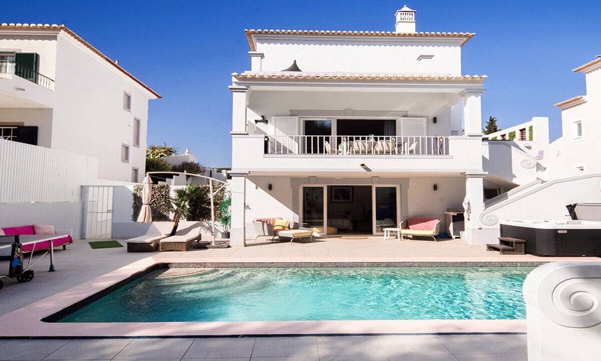Chinicato Villa | Casa Bangers 4 bedroom 4 bathrooms, Jacuzzi, Pool, Ping Pong and Outside Kitchen