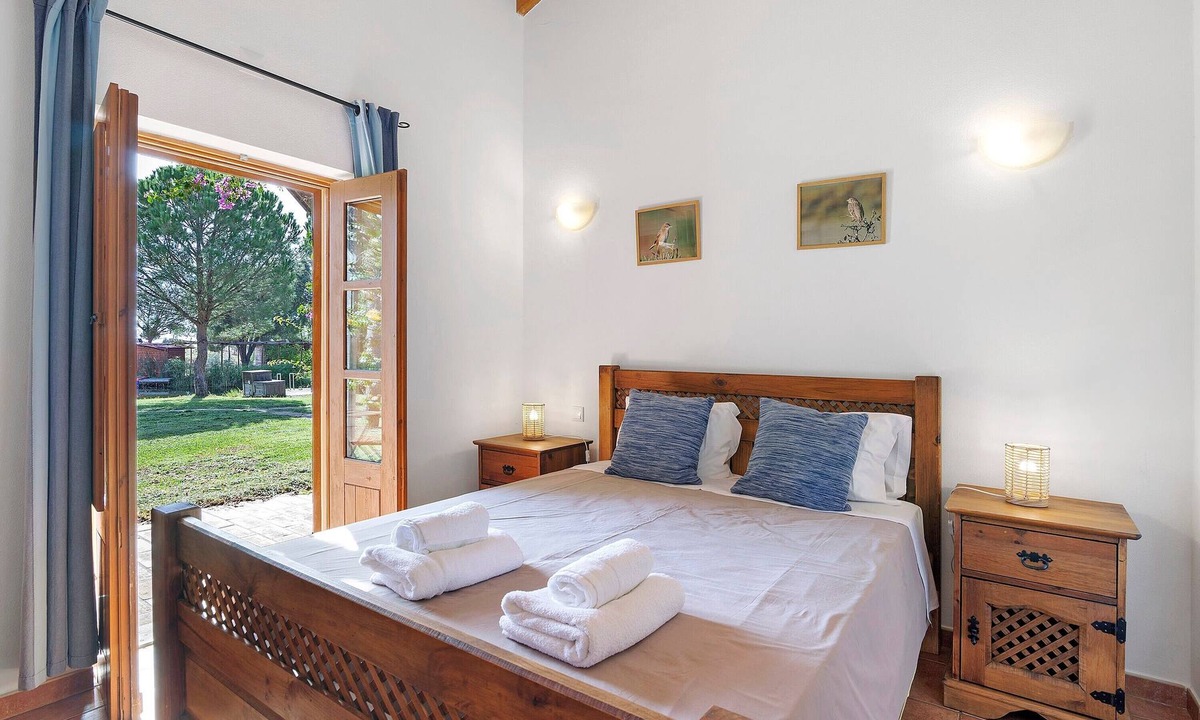 Pedra Arrancada Apartment | Casa de Campo Vale do Asno-Room 'Quarto 1' with Shared Pool, Wi-Fi and Air Conditioning