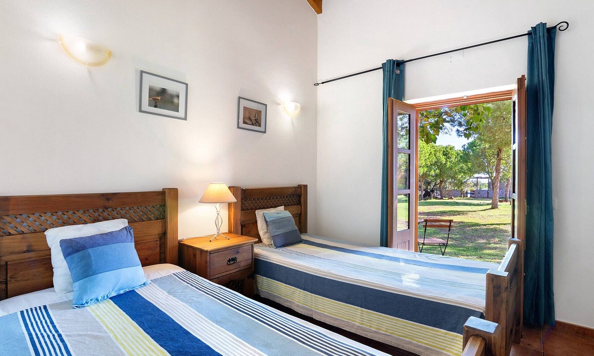 Pedra Arrancada Apartment | Casa de Campo Vale do Asno-Room 'Quarto 4' with Shared Pool, Wi-Fi and Air Conditioning