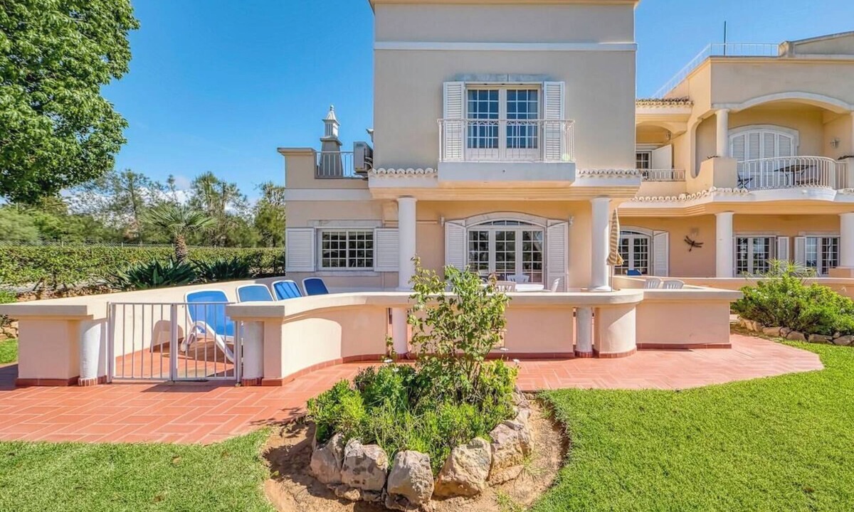 Caramujeira Ski Chalet | Casa Marinha 1 - Next to Marinha Beach with swimming pool!