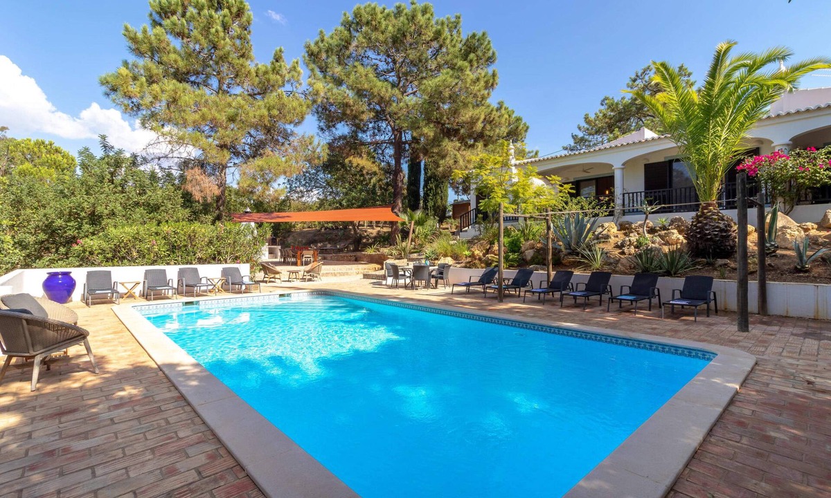 Caramujeira Villa | Casa Palmeiras, Luxury Villa, Tranquil area, BBQ & Large Pool