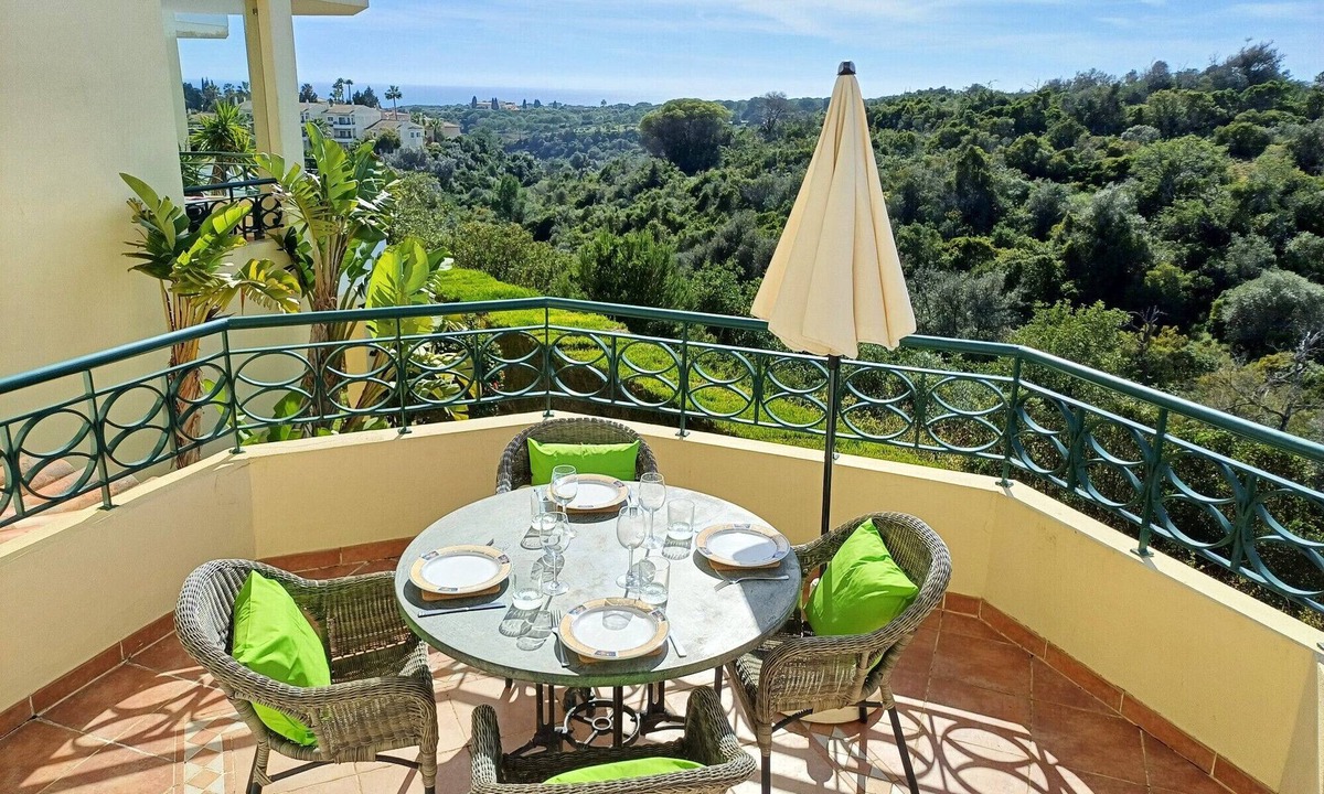 Estombar Ski Chalet | Casa Presa Da Moura - sea views, communal pool, jacuzzi, steam room and gym
