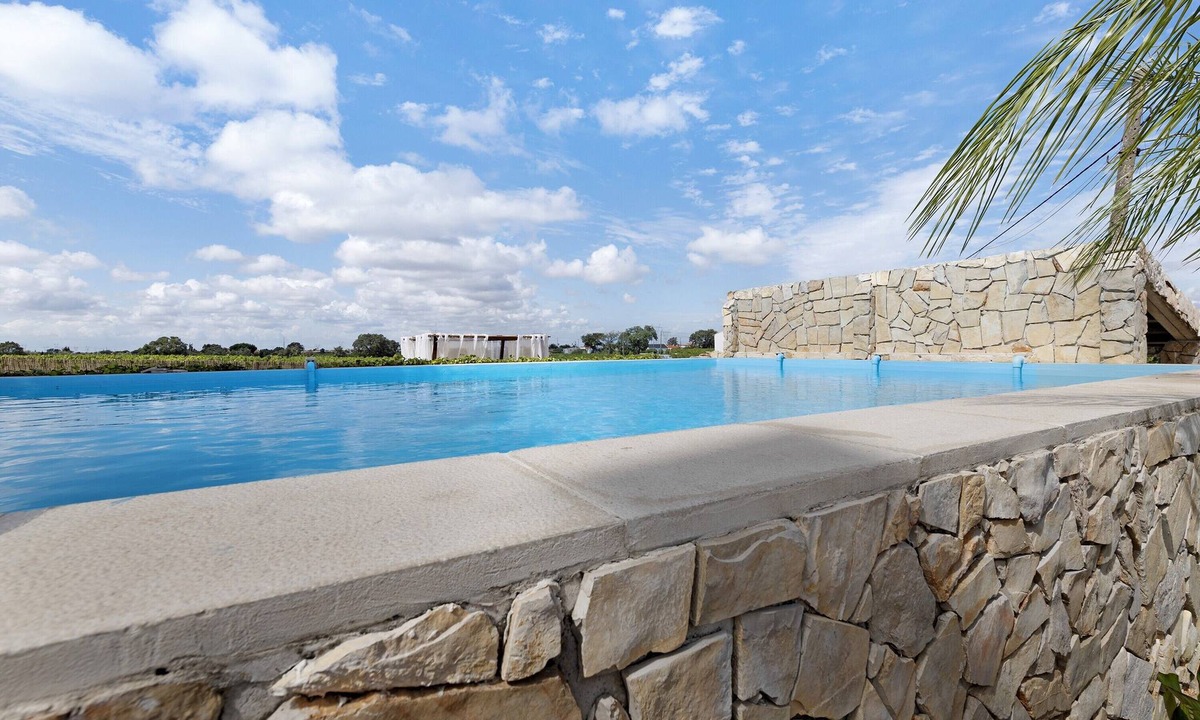 Palmela Cottage | Casa Verdelho – Retreat Among Vineyards with Lounge, Playground, and Shared Pool