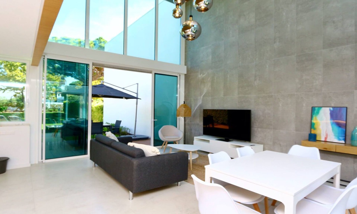 Quarteira Villa | Central U Miya, Cleverdetails244, Sleeps 4 adults and 2 children