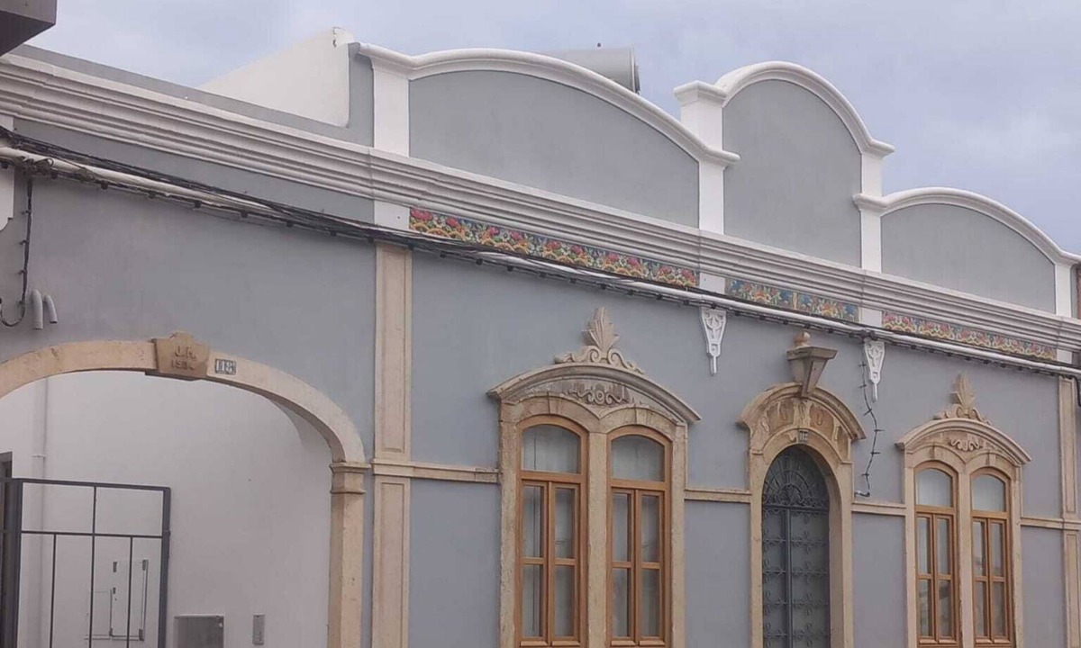Sao Pedro House | Charming 2-bedroom building in lovely Faro with WiFi, AC