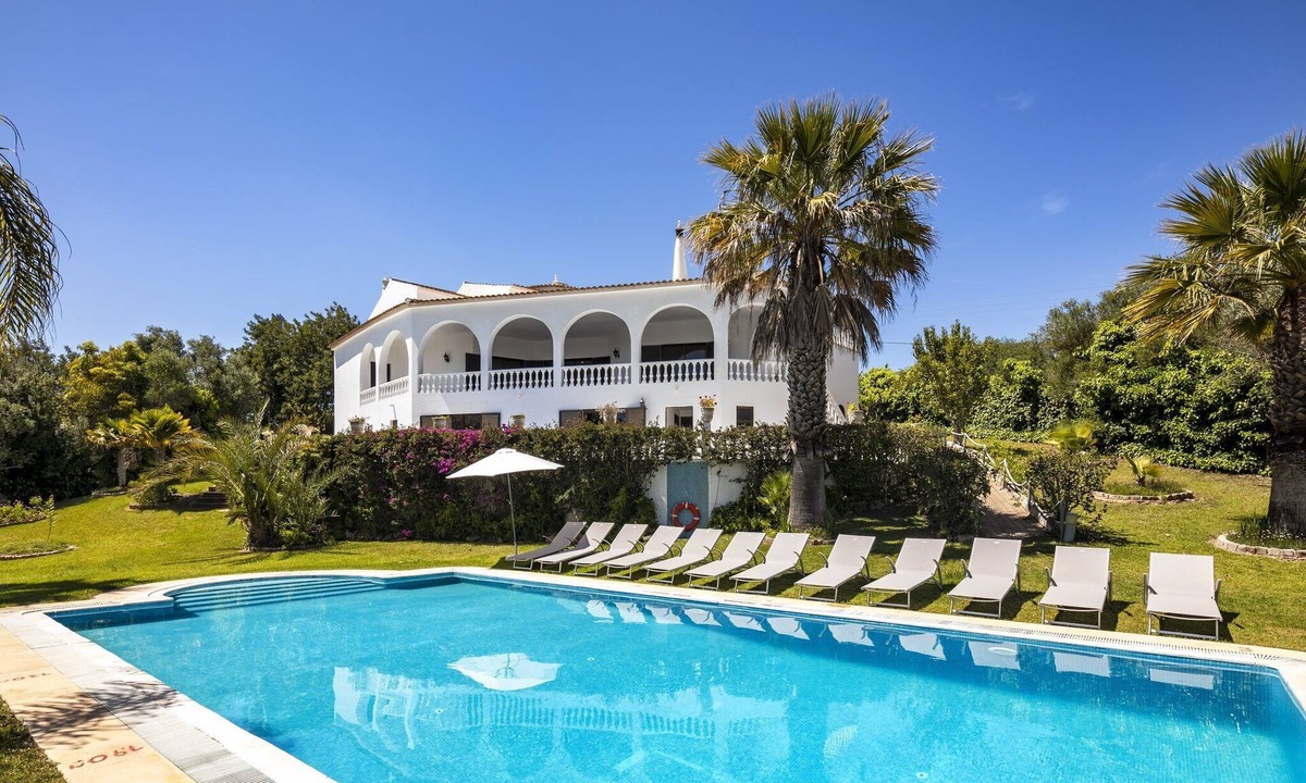 Poco Barreto Villa | Charming Algarve Villa | Villa Quinta Luz | 9 Bedrooms | Large Pool & Snooker