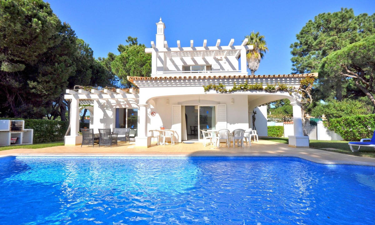 Quarteira Villa | Charming Villa, Private Pool, Walking Distance to Centre, Free AC & Wifi