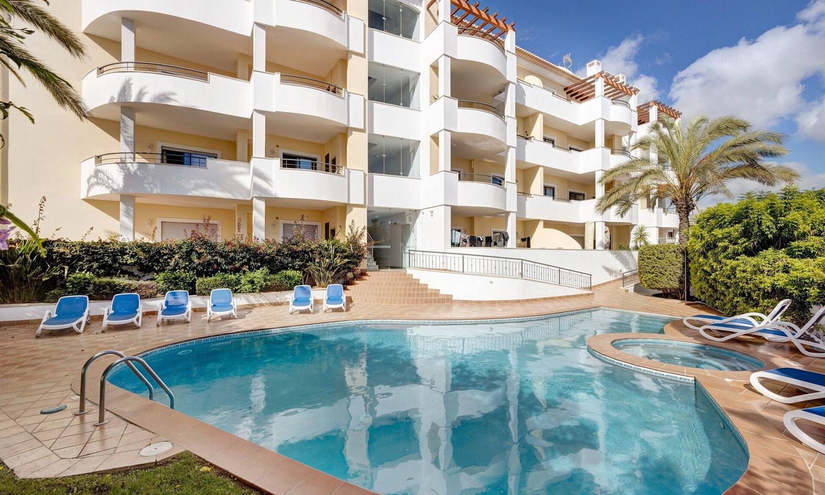Porto de Mos Apartment | Chez Hélène et Paulo Apartment with Shared Pool, Wi-Fi, and Air Conditioning