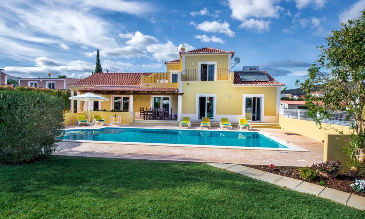 Olhao Villa | Enjoy your own private villa in Estoi with optional heated pool.