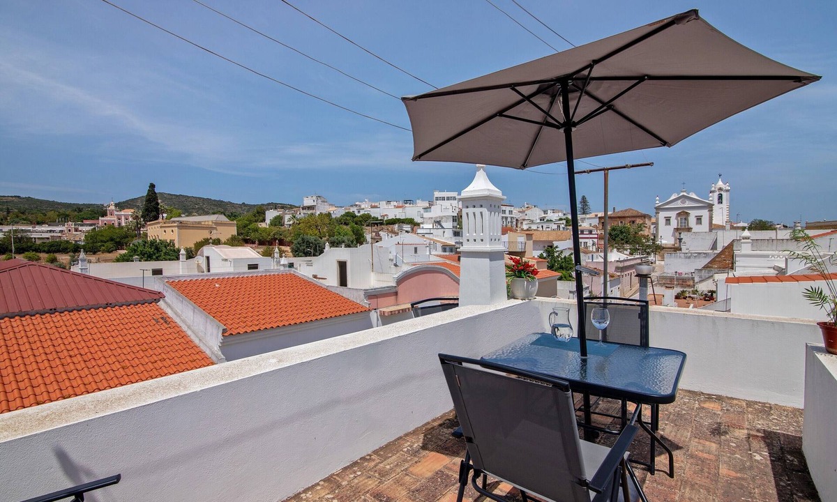 Vale de Seixos Apartment | Estoi Heritage – Traditional T2 with Rooftop Overlooking Estoi Palace and Church