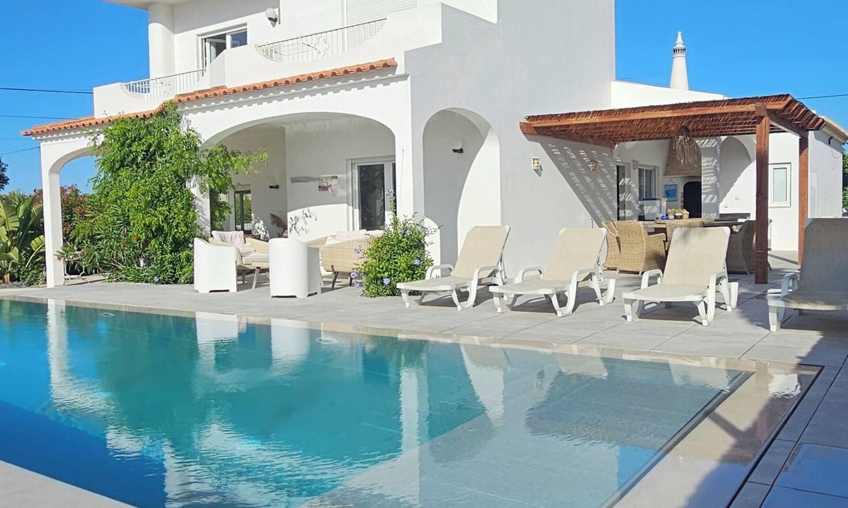 Albufeira Villa | Exceptional villa, infinity pool, view of the marina and cliffs, close to beaches.