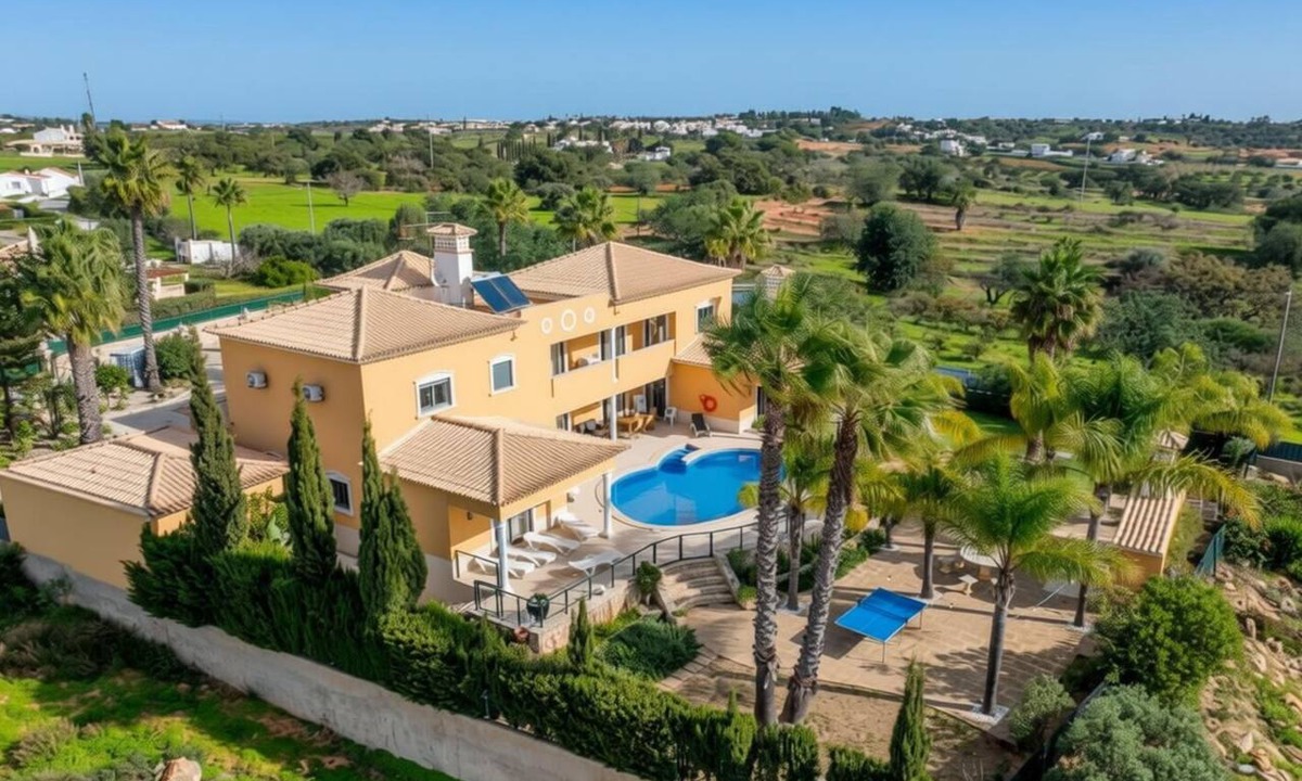 Albufeira Villa | Experience relaxation and beauty in a stunning Algarve villa.
