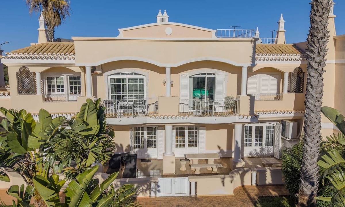 Lagoa e Carvoeiro Apartment | Ground floor apt, 450m from the beach, shared pool,BBQ close to resort