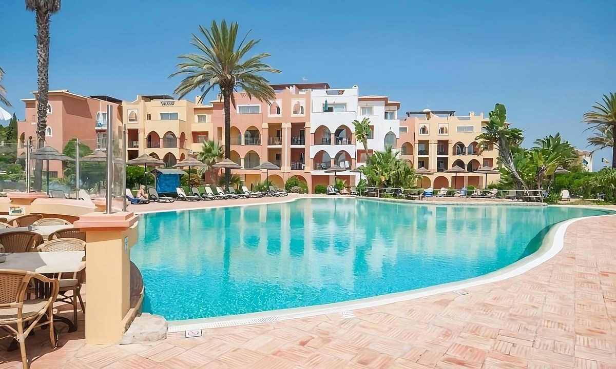 Meia Praia Hotel | Group Travel Destination! 3BR Townhouse with Full Kitchen, Patio, Garden View!