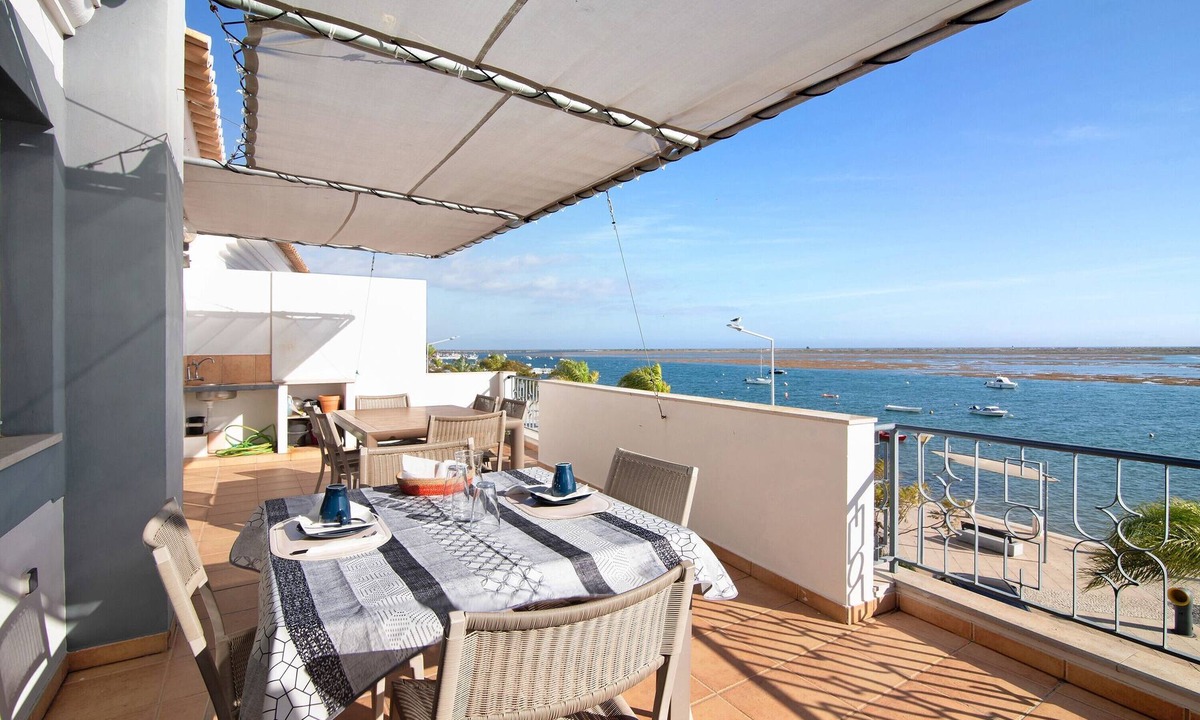 Santa Luzia Apartment | Holiday Apartment "Duplex Tartaruga" with Private Terrace and Wi-Fi