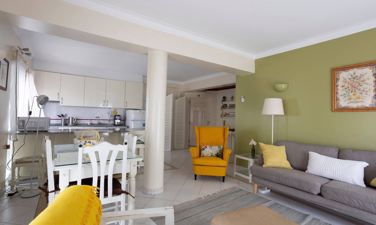 Portimao Apartment | Holiday Apartment "Tyler" with Wi-Fi, Garden, Terraces & Shared Pool