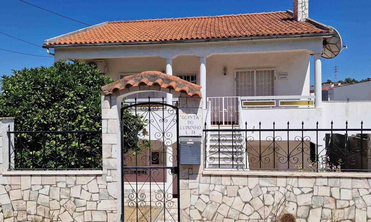 Charneca de Caparica e Sobreda House | Holiday Home 'Vivenda Alves' with Mountain View, Wi-Fi and Air Conditioning