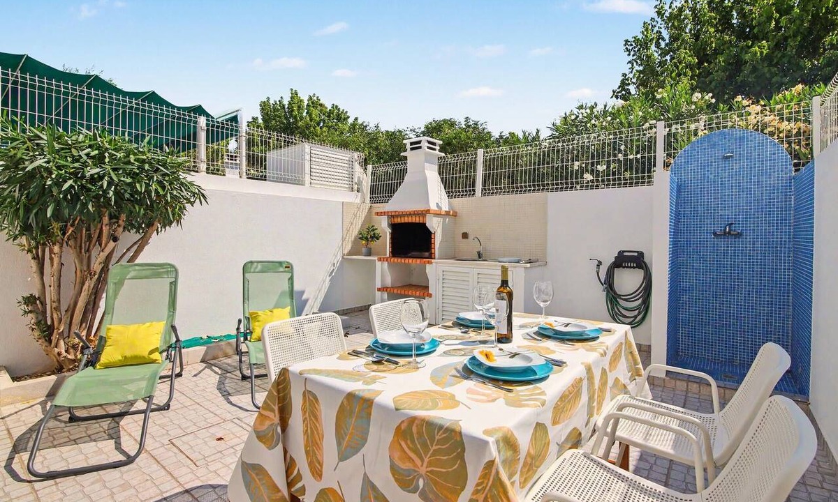 Manta Rota House | Holiday Home 'Lemon Tree House' with Private Terrace, Wi-Fi and Air Conditioning