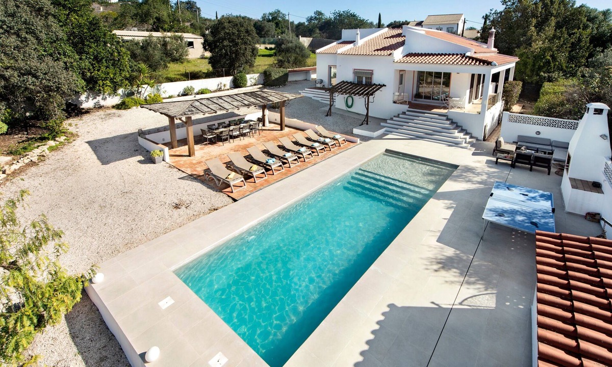 Apra House | Holiday Home “Beautiful Algarve Villa” with Private Heated Pool