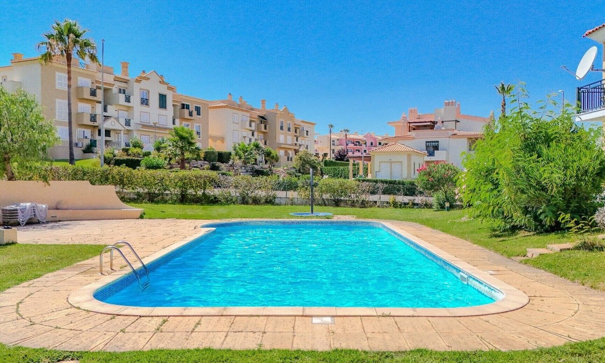 Pata de Baixo Apartment | Holiday Home 'Bragança Paradise' with Shared Pool, Wi-Fi and Air Conditioning