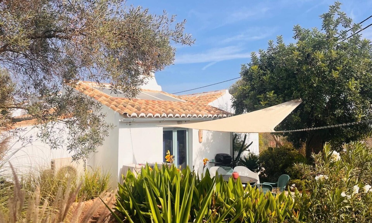 Moncarapacho e Fuseta House | Holiday Home 'Casa Cobra' with Mountain View, Shared Pool, Garden & Wi-Fi