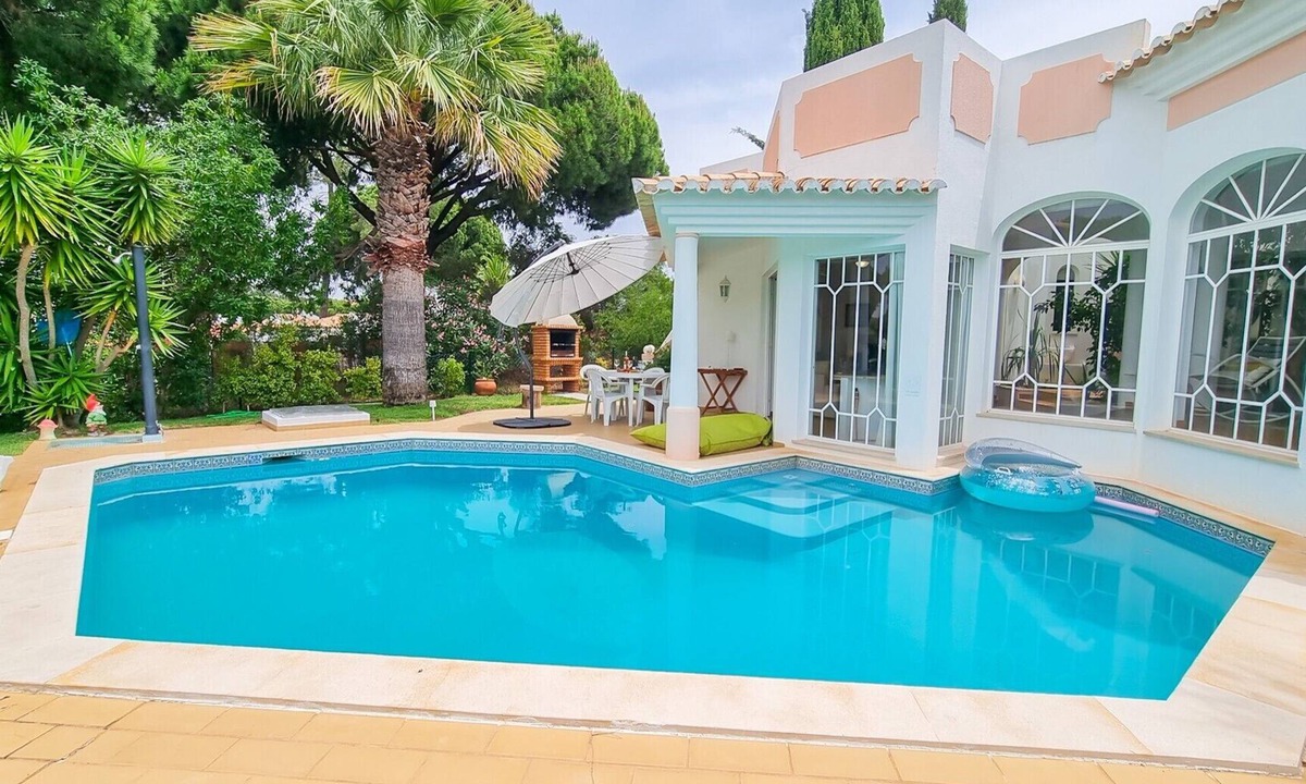 Quarteira House | Holiday Home 'Maria - Vilamoura Golf Side' with Pool, Terrace and Wi-Fi