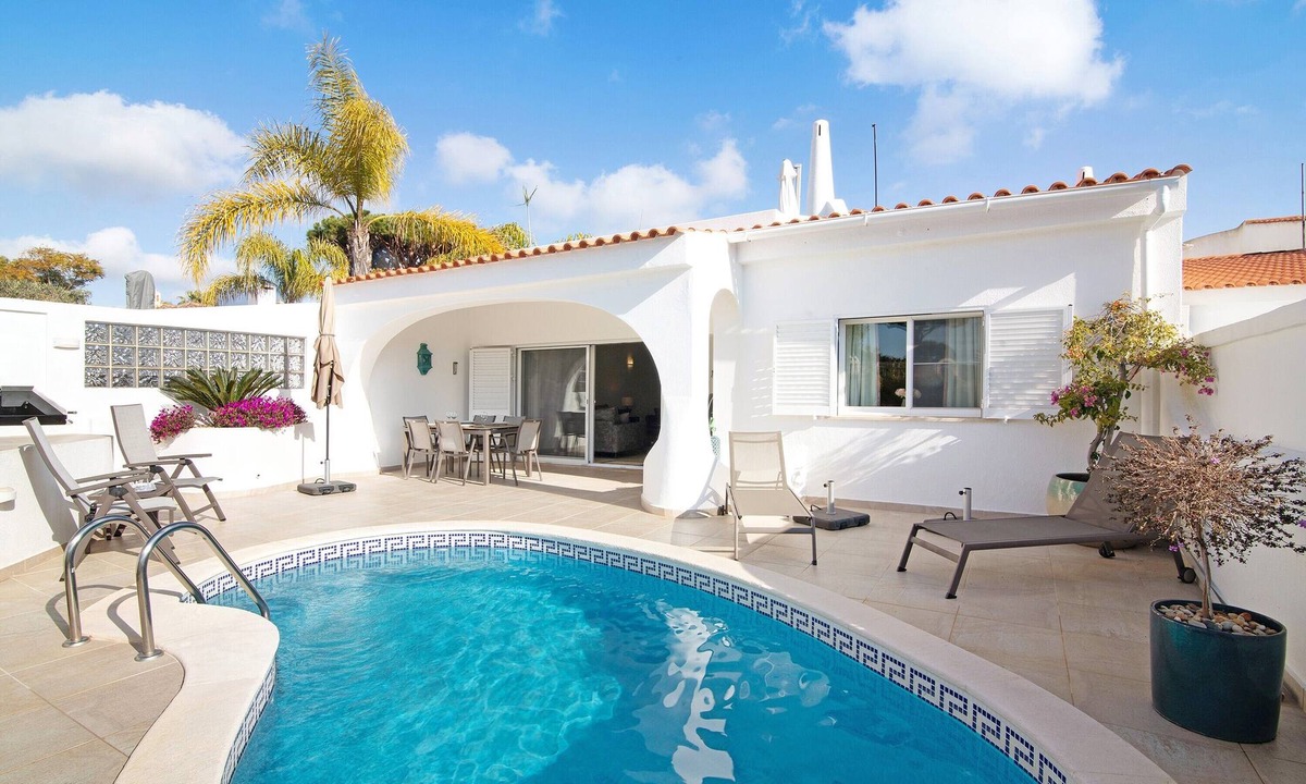 Vale do Lobo House | Holiday Home 'Nicola' with Private Pool, Wi-Fi and Air Conditioning