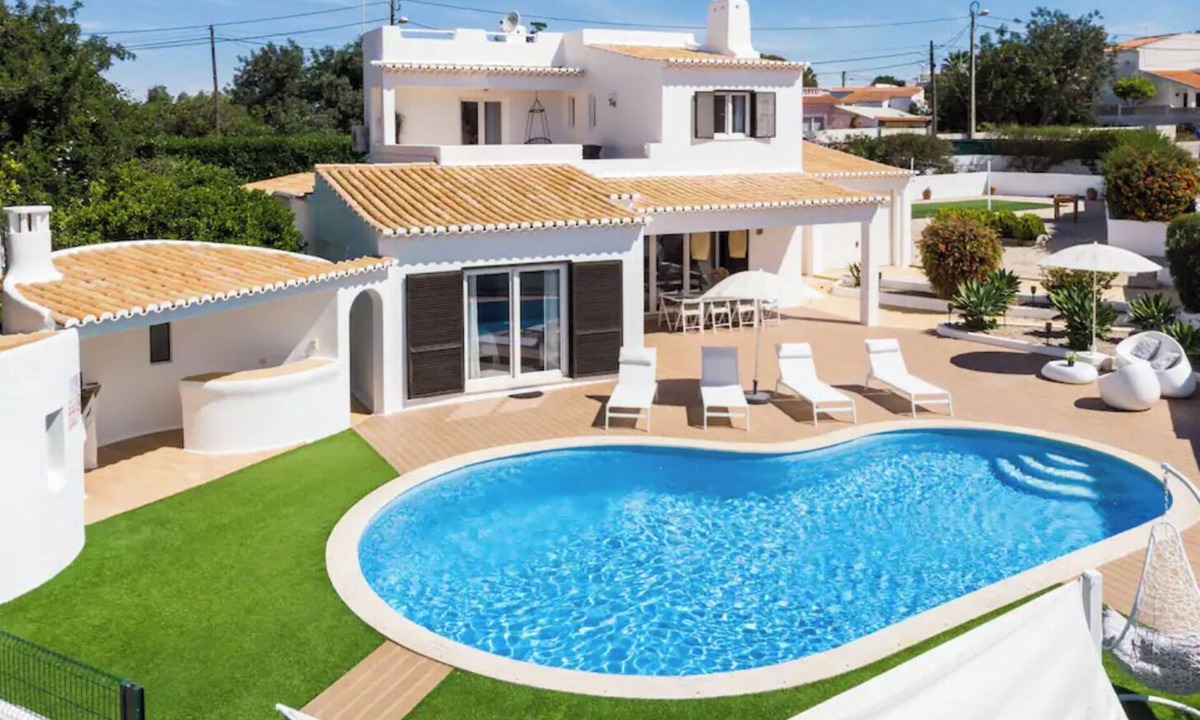 Estombar Villa | 🔥 IDEAL FOR FAMILIES, HEATED* POOL & GARDEN, NEAR BEACHES