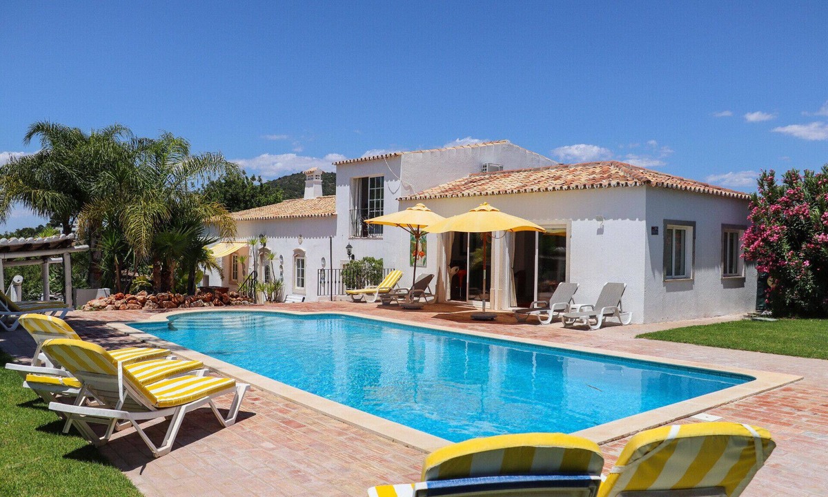 Cerro do Mocho Cottage | Idyllic Farm House with huge Garden for 14PAX