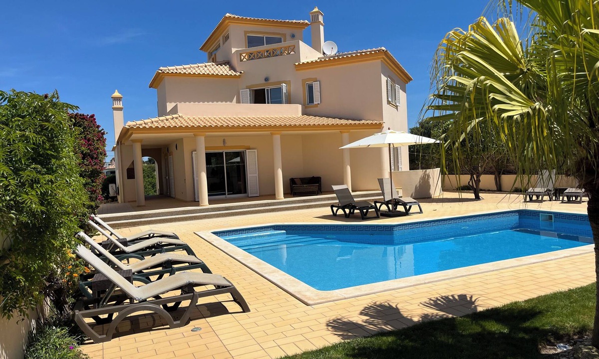 Branqueira Villa | Large 4 Bedroom Villa with BBQ Terrace, WIFI, Air Con, and Private Pool