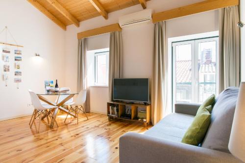 Misericordia Apartment | Lisbons Foodie District, Walk to Time Out Market