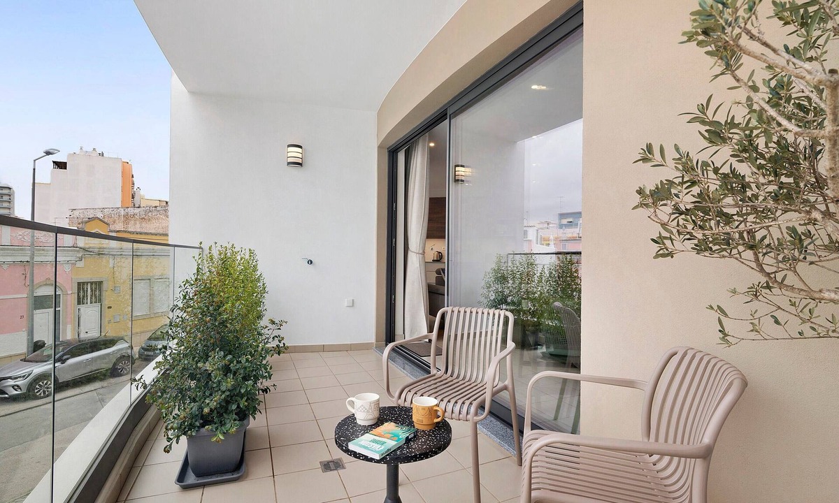 Se House | Modern Apartment in Central Faro with Parking and Balcony