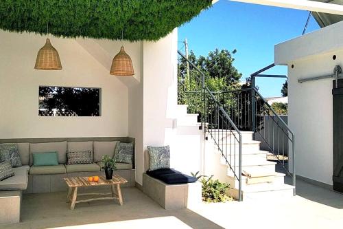 Vale de Seixos Apartment | Modern apartment in Estói with shared pool.